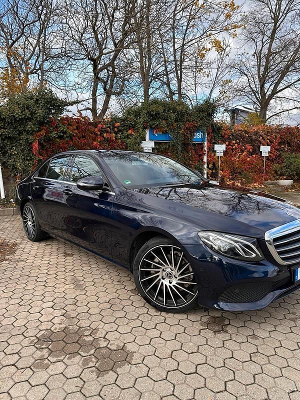 Gebraucht Mercedes E220 194 PS (142 kW) 2016 Blau Limousine