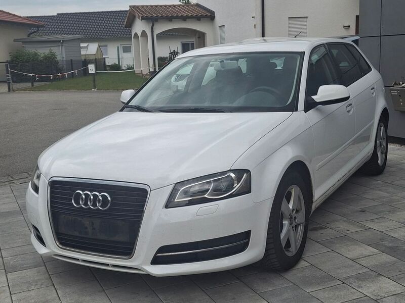 Weiß Gebraucht 2012 Audi A3 Sportback Attraction Limousine | 4.900 € (Guter Preis) - Bild 1/4