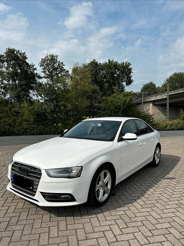 Weiß Gebraucht 2013 Audi A4 Limousine | 10.250 € (Etwas zu teuer) - Bild 1/4