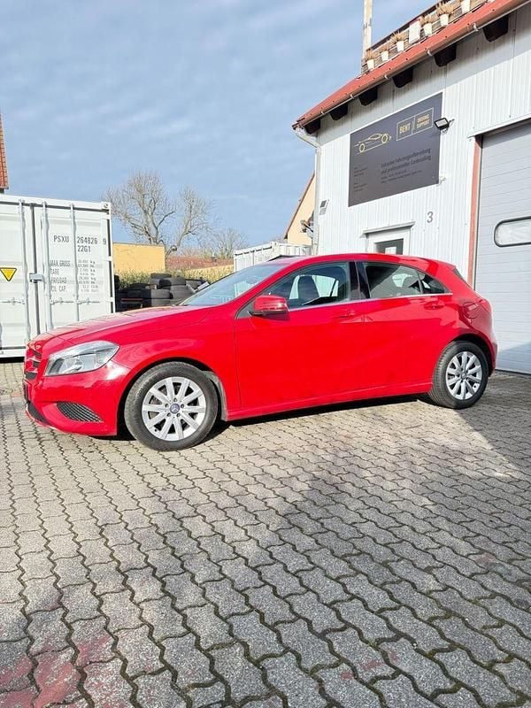 Gebraucht Mercedes A180 122 PS (89 kW) 2012 Rot Kleinwagen
