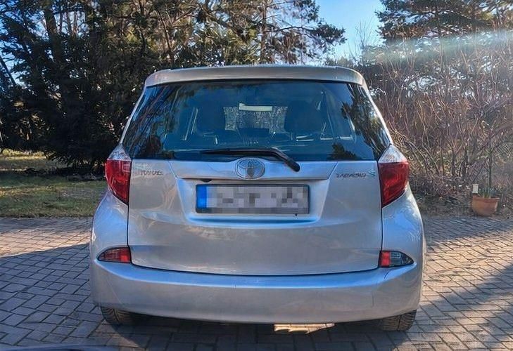 Gebraucht Toyota Verso-S 90 PS (66 kW) 2013 Silber Van / Kleinbus