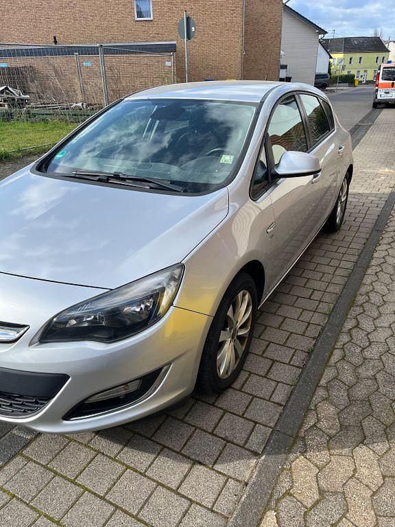 Gebraucht Opel Astra Selection 131 PS (96 kW) 2013 Silber Limousine