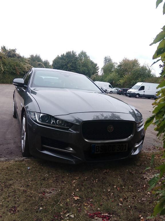 Grau Gebraucht 2017 Jaguar XE Prestige Limousine | 13.500 € (Superpreis) - Bild 1/4