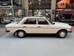 Gebraucht Mercedes E230 136 PS (100 kW) 1983 Beige Limousine