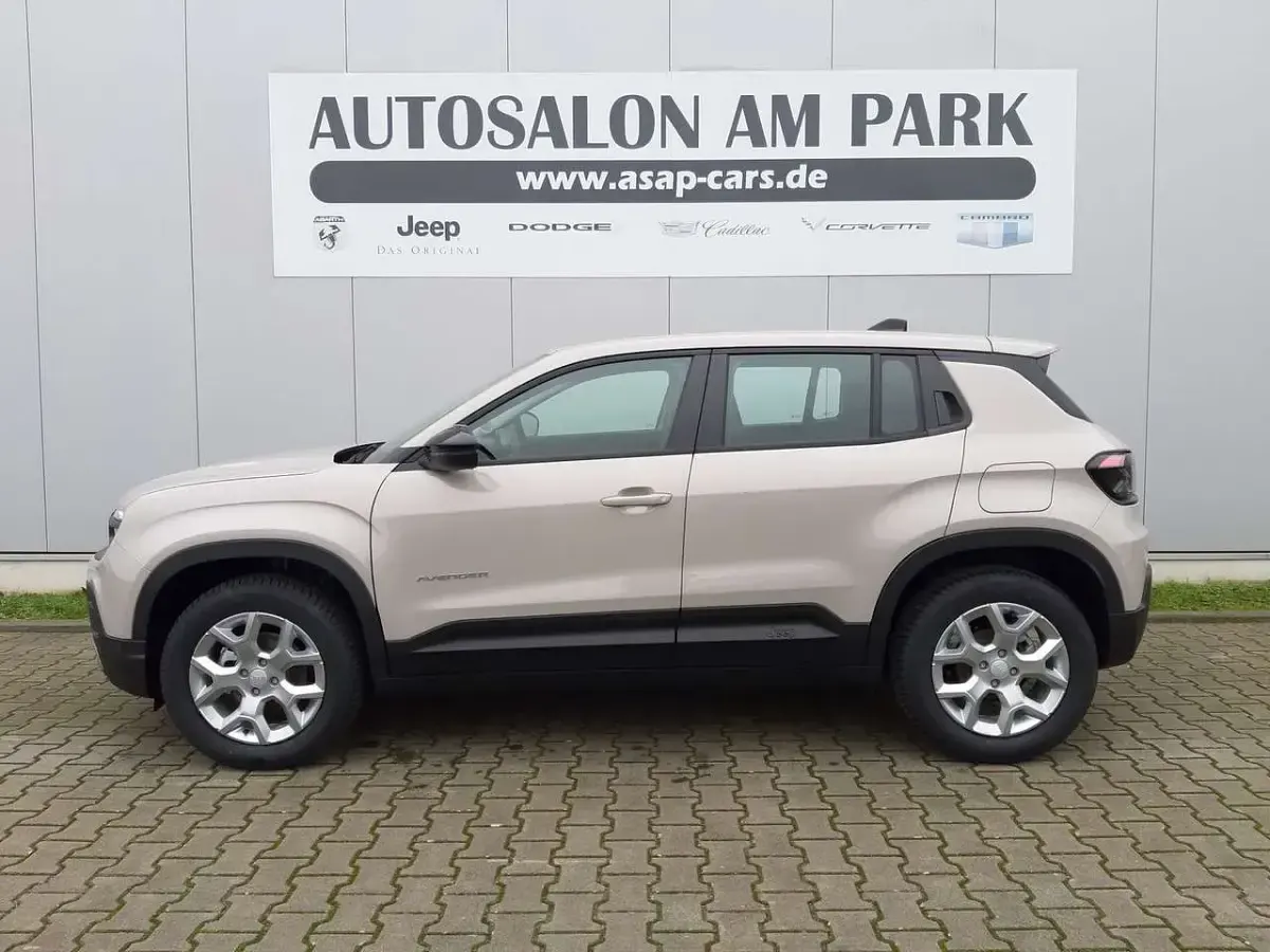 Neu Jeep Avenger Altitude 101 PS (74 kW) 2025 Stone grey SUV