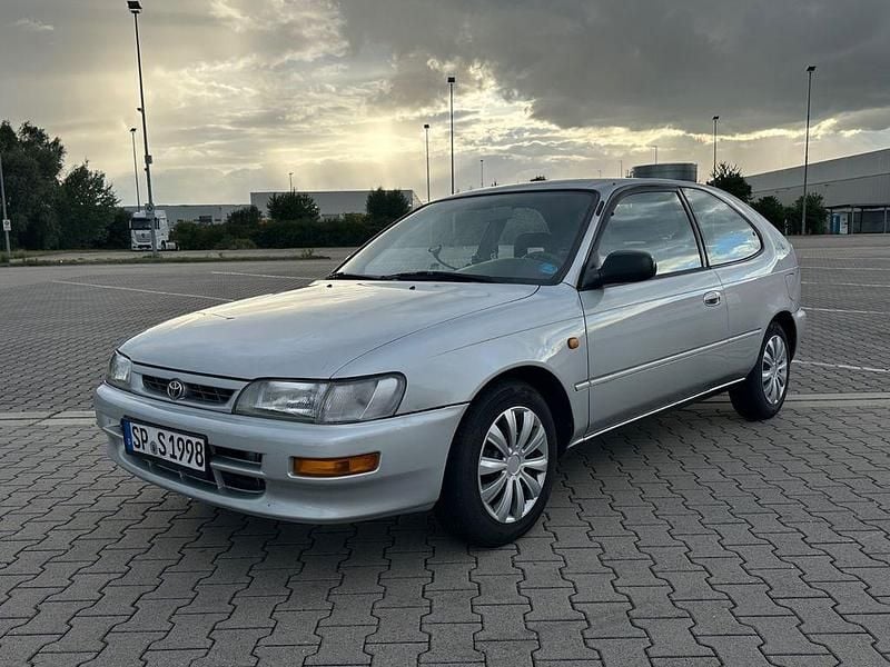 Grau Gebraucht 1996 Toyota Corolla Limousine | 2.350 € (Fairer Preis) - Bild 1/4