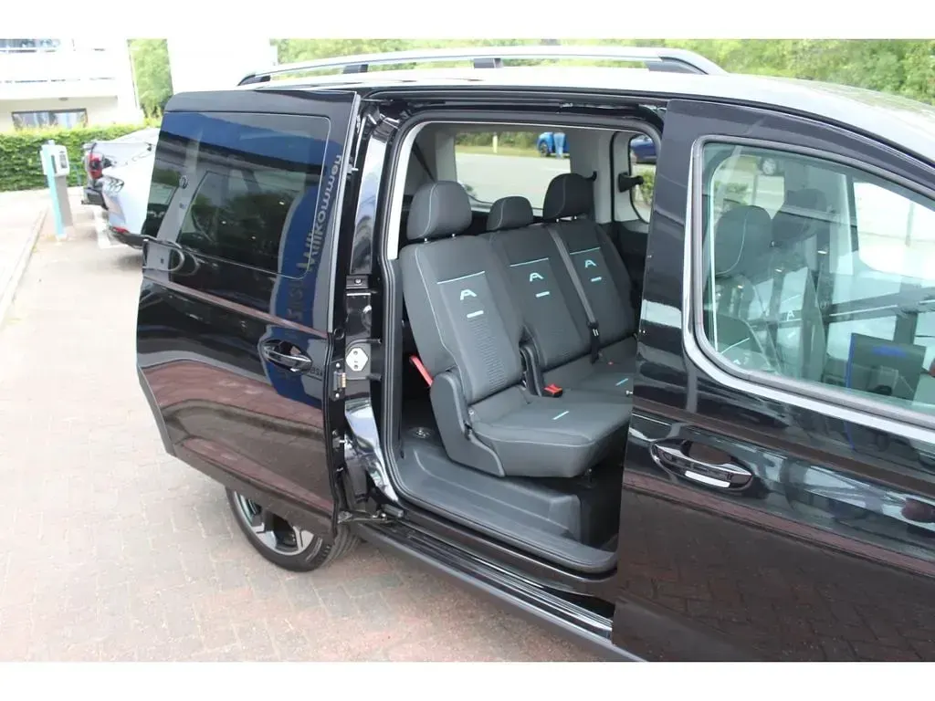 Neu Ford Grand Tourneo Connect Active 122 PS (89 kW) 2026 Schwarz Van / Kleinbus