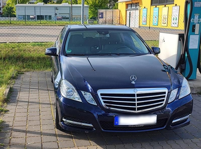 Blau Gebraucht 2012 Mercedes E200 Avantgarde Limousine | 7.300 € (Superpreis) - Bild 1/4