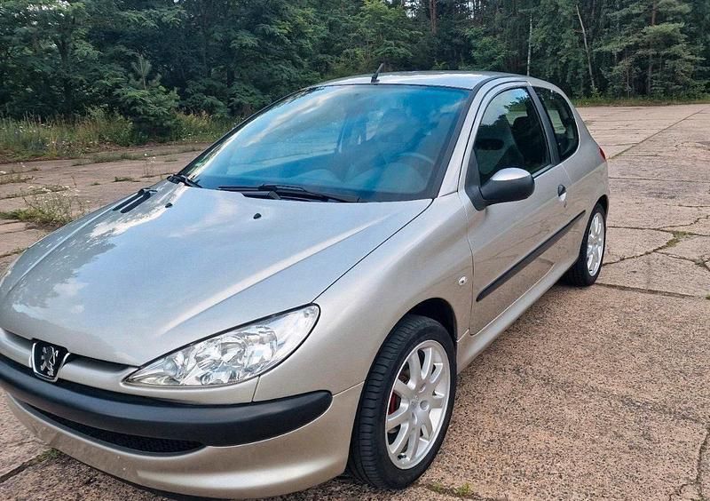 Grau Gebraucht 2006 Peugeot 206 Kleinwagen | 1.500 € (Fairer Preis) - Bild 1/4