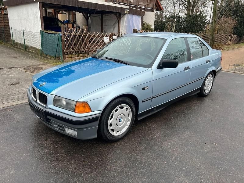 Blau Gebraucht 1992 BMW 318 Basis Limousine | 1.399 € - Bild 1/4