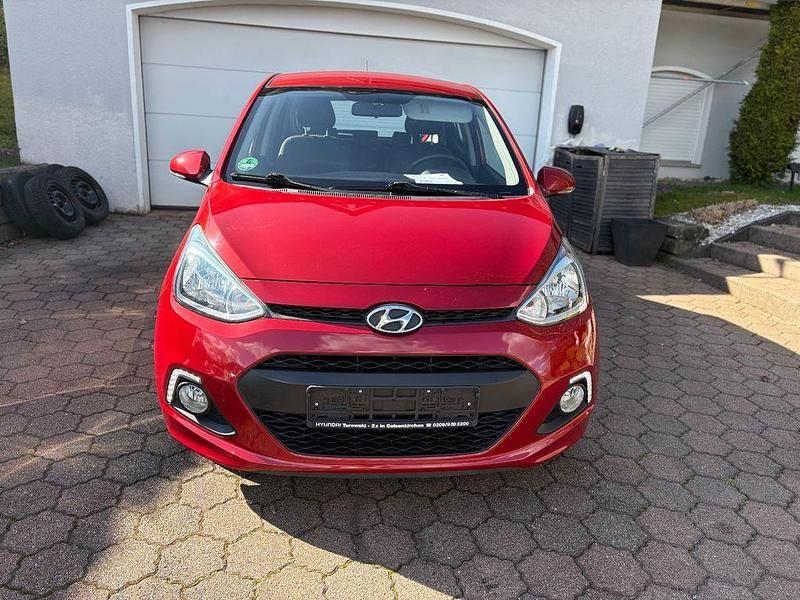 Gebraucht Hyundai i10 Style 87 PS (63 kW) 2015 Rot Kleinwagen