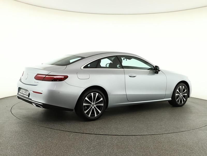 Gebraucht Mercedes E400 Avantgarde 330 PS (242 kW) 2021 Metalliclack hightechsilber Coupé
