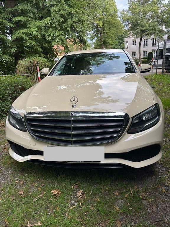 Beige Gebraucht 2018 Mercedes E200 Limousine | 8.700 € - Bild 1/4