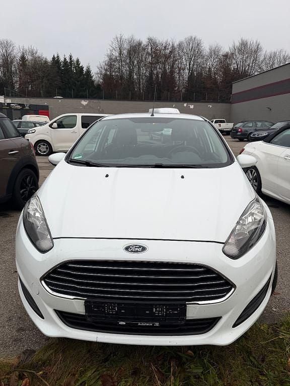 Weiß Gebraucht 2014 Ford Fiesta Trend Limousine | 5.000 € (Guter Preis) - Bild 1/2