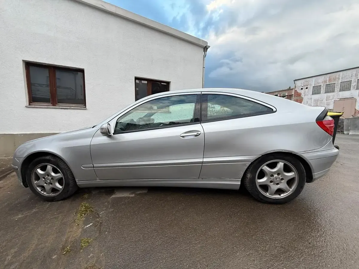 Gebraucht Mercedes C180 143 PS (105 kW) 2003 Andere farben Coupé