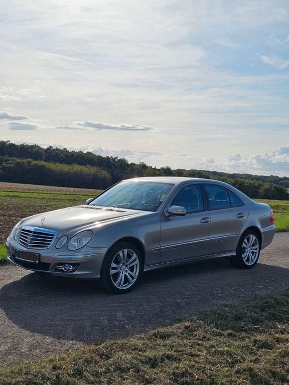 Grau Gebraucht 2006 Mercedes E320 Avantgarde Limousine | 10.000 € - Bild 1/4