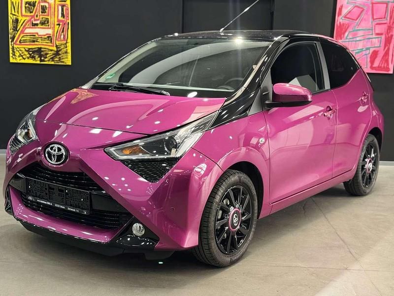 Reddish purple Gebraucht 2019 Toyota Aygo X-cite Kleinwagen | 13.950 € (Fairer Preis) - Bild 1/4