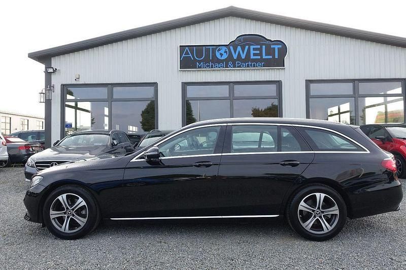 Schwarz Gebraucht 2019 Mercedes E200 Limousine | 24.480 € (Superpreis) - Bild 1/4