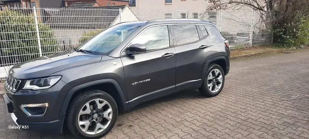 Gebraucht Jeep Compass Limited 140 PS (102 kW) 2017 Grau SUV