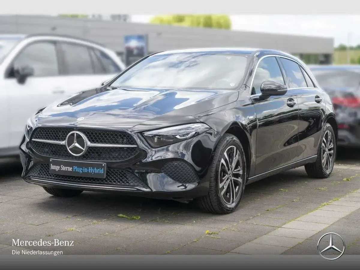 Gebraucht Mercedes A250 Progressive 163 PS (119 kW) 2025 Schwarz Limousine