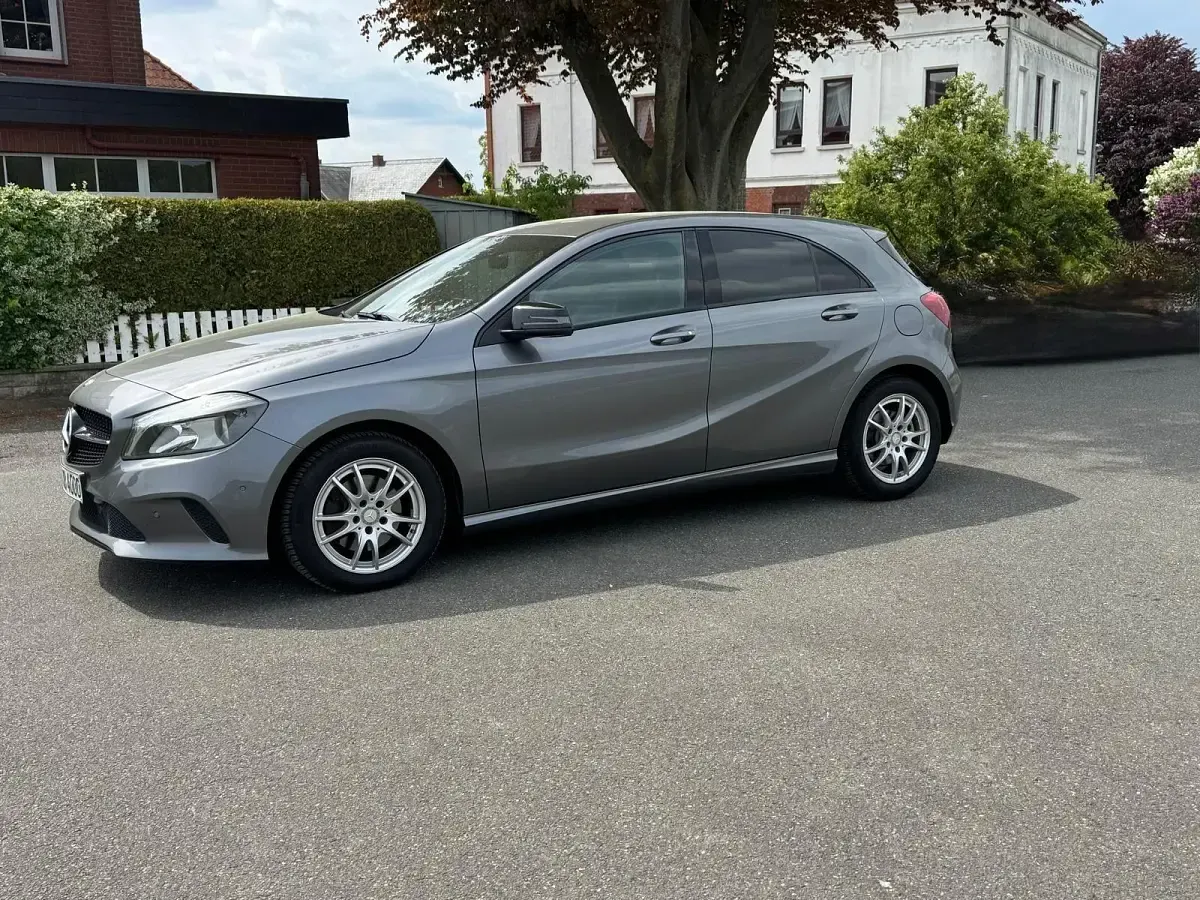 Gebraucht Mercedes A200 136 PS (100 kW) 2016 Grau Limousine