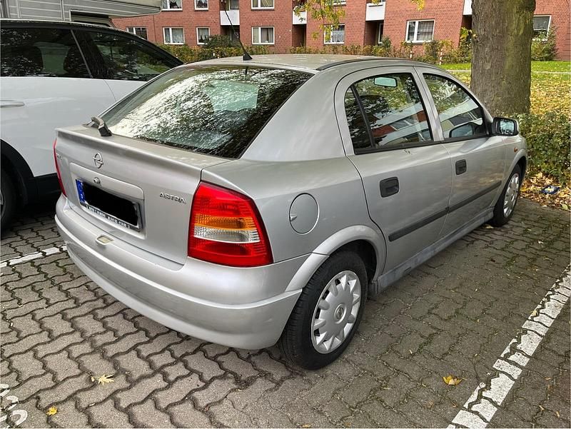 Gebraucht Opel Astra 65 PS (47 kW) 1998 Silber Limousine