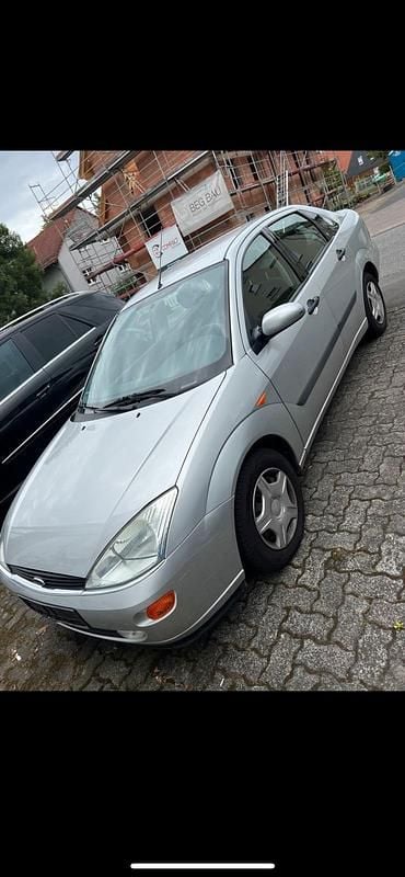 Silber Gebraucht 2000 Ford Focus Ghia Limousine | 300 € (Superpreis) - Bild 1/4