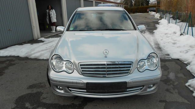 Silber metallic Gebraucht 2006 Mercedes C220 Elegance Limousine | 20.000 € - Bild 1/4