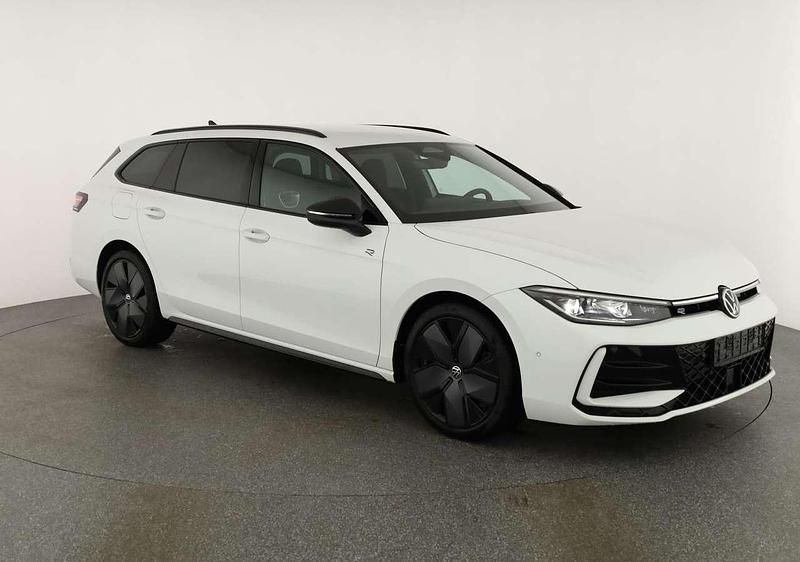 Pure white Neu 2025 VW Passat R-line Kombi | 46.590 € (Superpreis) - Bild 1/4
