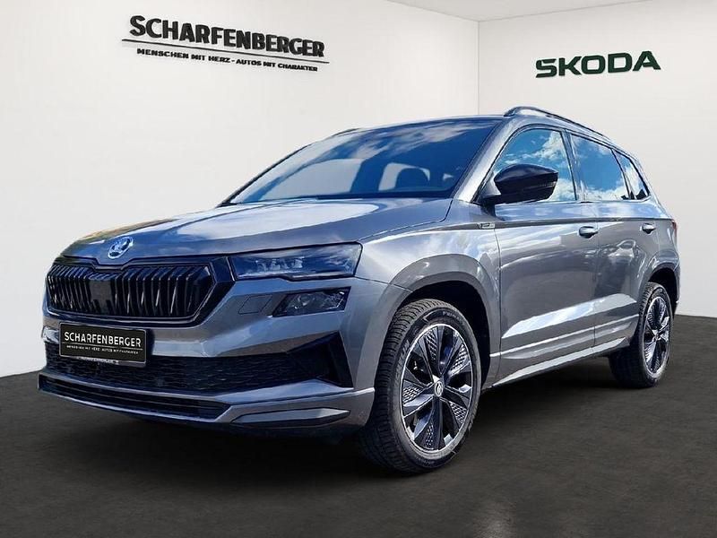 Grau Gebraucht 2022 Skoda Karoq SportLine SUV | 29.889 € (Fairer Preis) - Bild 1/4