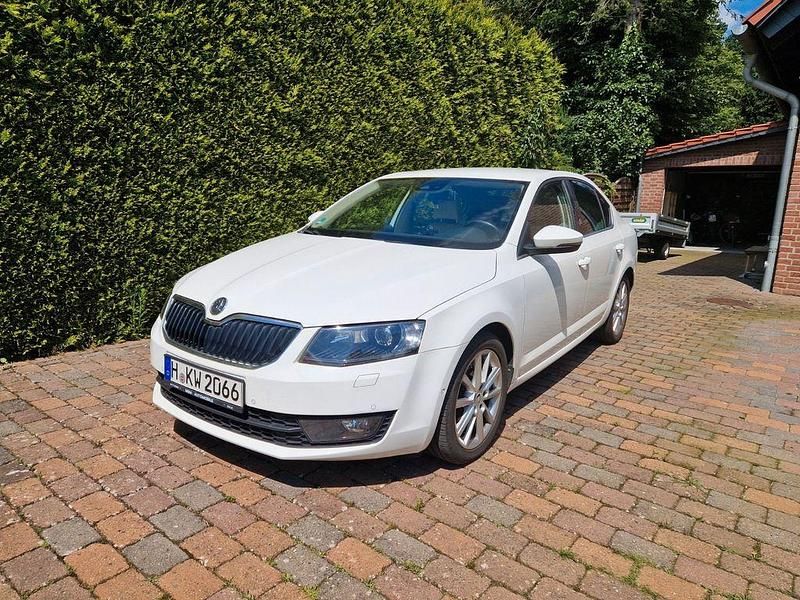 Weiß Gebraucht 2013 Skoda Octavia Elegance Limousine | 7.900 € (Superpreis) - Bild 1/4
