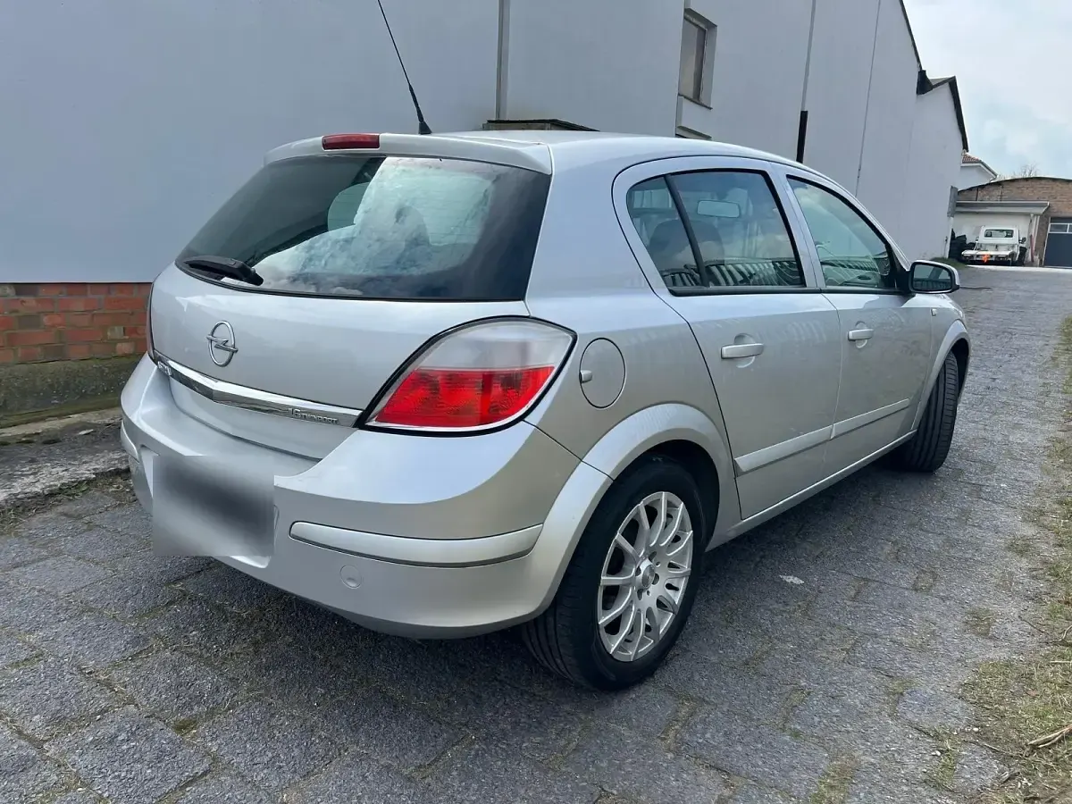 Gebraucht Opel Astra 106 PS (77 kW) 2005 Silber Limousine