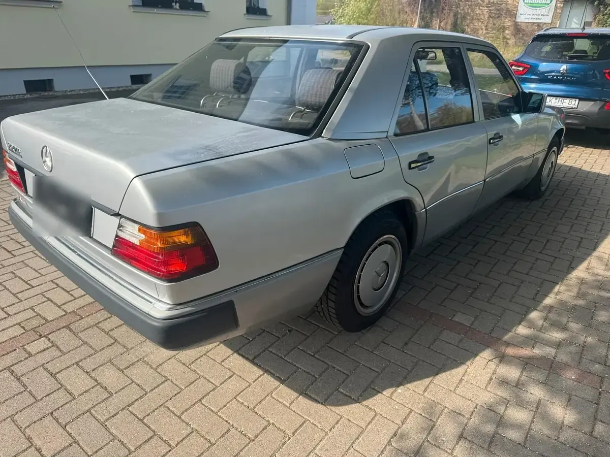 Second-hand Mercedes E220 150 CP (110 kW) 1992 Argintiu Berlinǎ