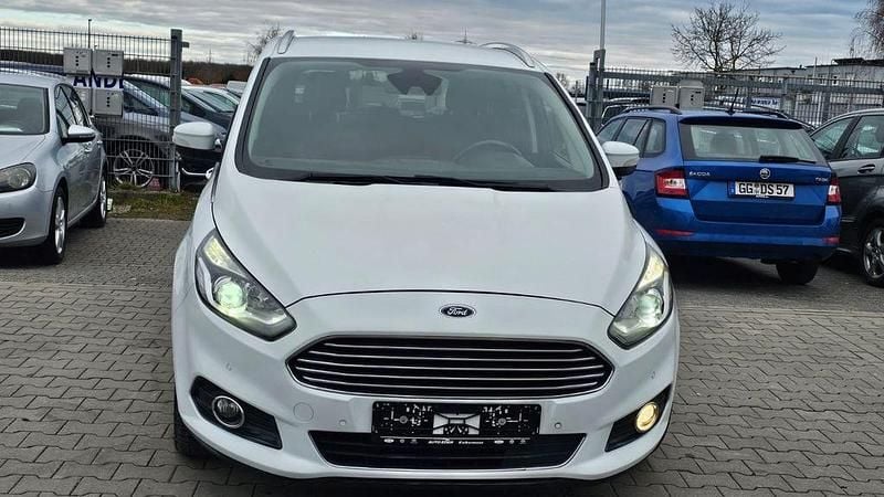 Gebraucht Ford S-MAX Titanium 179 PS (131 kW) 2017 Weiß Van / Kleinbus