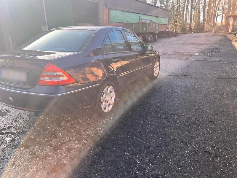 Gebraucht Mercedes C180 129 PS (94 kW) 2001 Violet Limousine