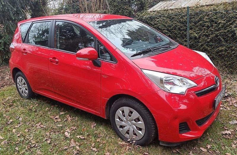 Gebraucht Toyota Verso-S Cool 99 PS (72 kW) 2012 Rot Van / Kleinbus