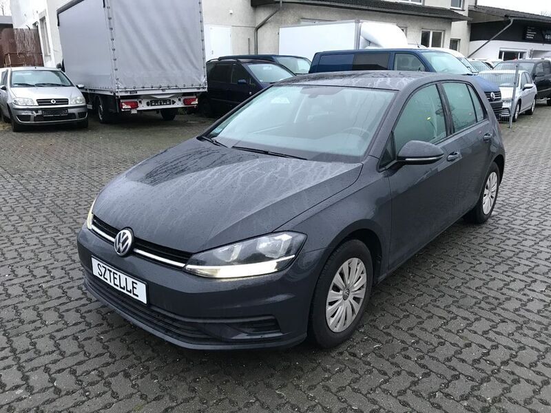 Grau Gebraucht 2019 VW Golf VII Trendline Limousine | 7.999 € (Guter Preis) - Bild 1/4