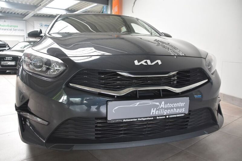 Grau Gebraucht 2022 Kia Ceed Sportswagon Kombi | 15.680 € (Fairer Preis) - Bild 1/4