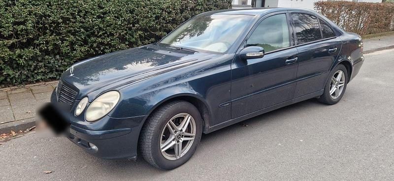 Usata Mercedes E220 150 CV (110 kW) 2002 Blu Berlina