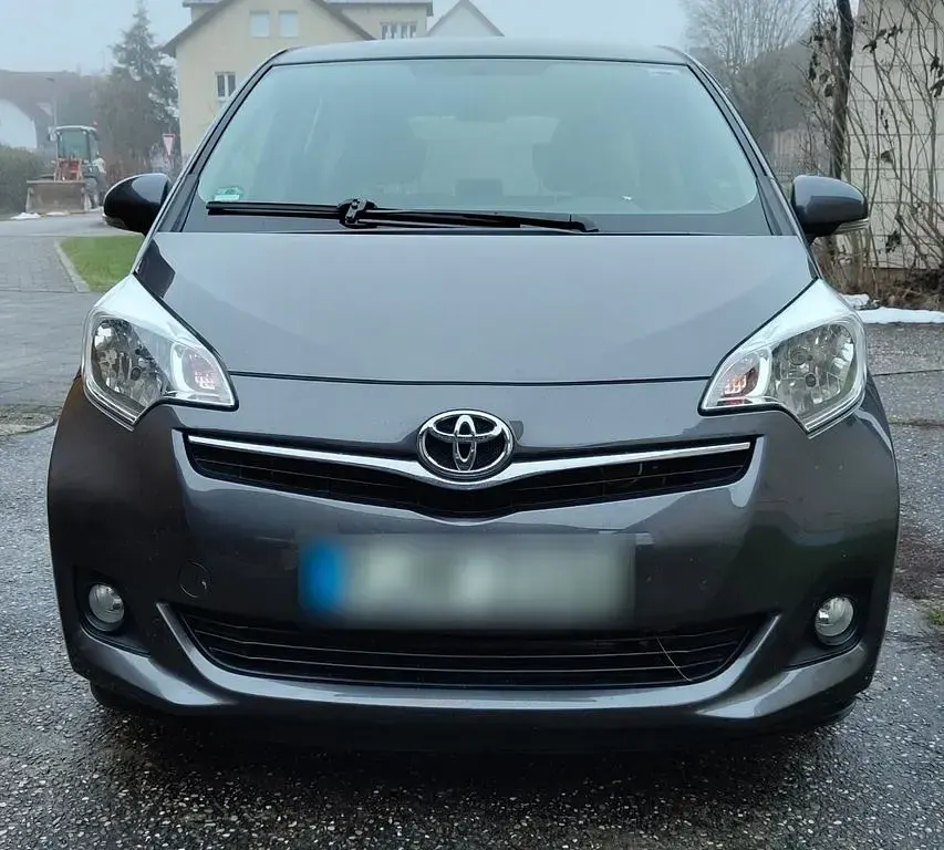 Gebraucht Toyota Verso-S 99 PS (72 kW) 2011 Grau Van / Kleinbus