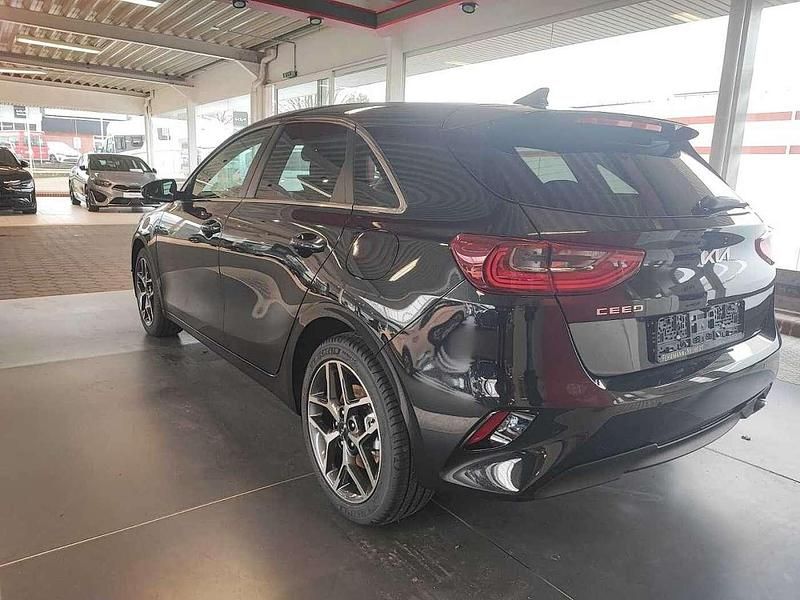 Neu Kia Ceed Platinum 140 PS (102 kW) 2025 Schwarz Kleinwagen