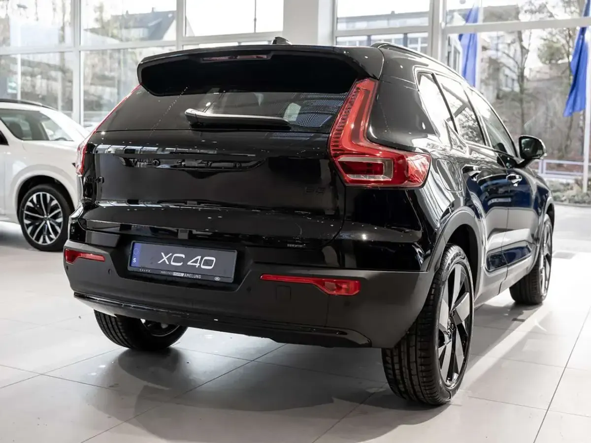 Nowe Volvo XC40 Plus 163 KM (119 kW) 2026 Czarny SUV