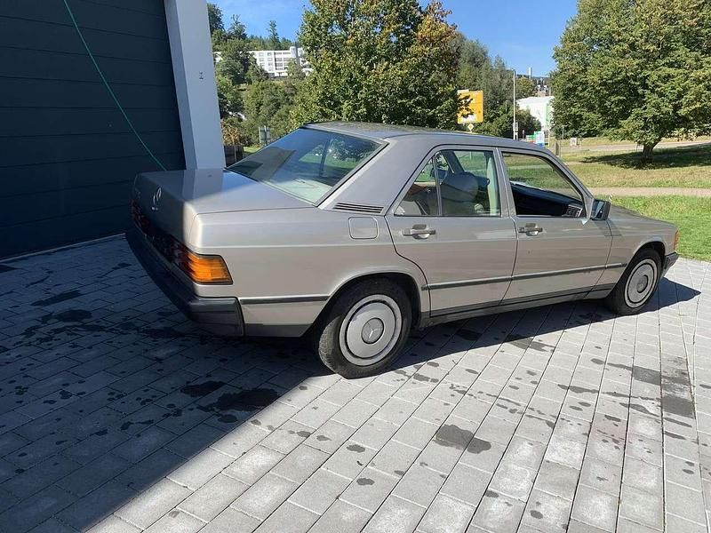 Gebraucht Mercedes 190 122 PS (89 kW) 1986 Limousine