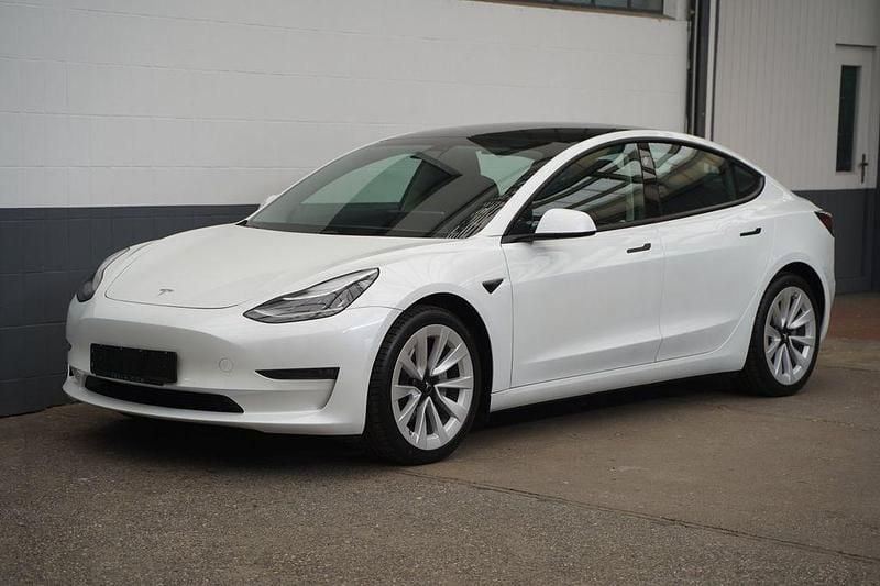Weiß Gebraucht 2022 Tesla Model 3 Standard Range Limousine | 22.950 € (Superpreis) - Bild 1/4