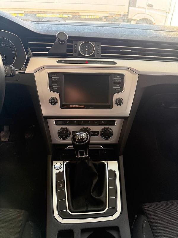 Second-hand VW Passat 150 CP (110 kW) 2015 Argintiu Break
