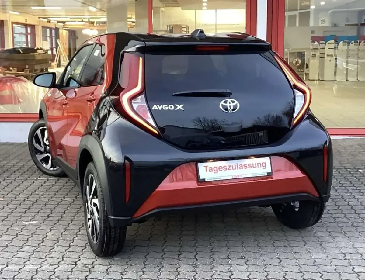 Neu Toyota Aygo X 72 PS (52 kW) 2025 Chili red / night sky black SUV