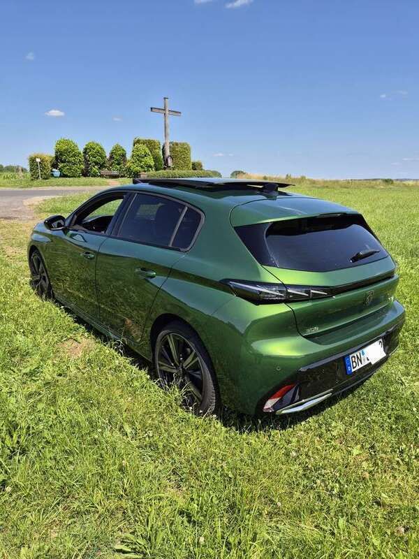 Grün Gebraucht 2023 Peugeot 308 GT Limousine | 26.800 € (Teuer) - Bild 1/4