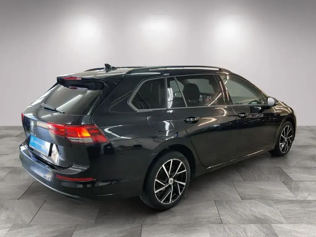 Gebraucht VW Golf VIII Life 131 PS (96 kW) 2022 Schwarz Kombi