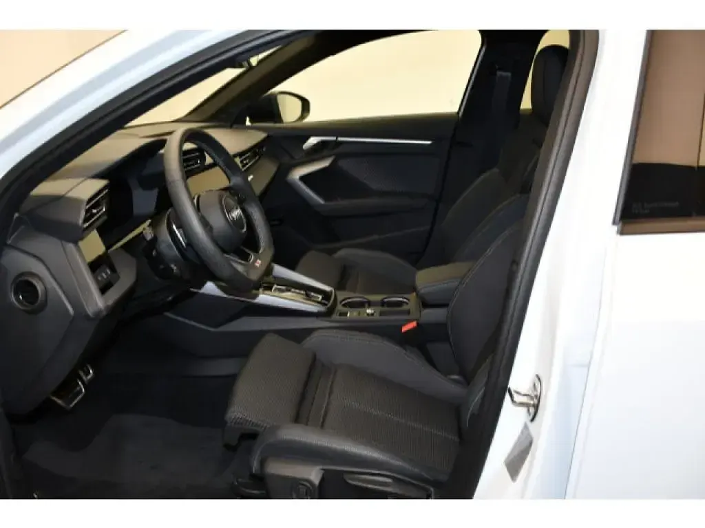 Second-hand Audi A3 S-Line 204 CP (150 kW) 2025 Alb Berlinǎ
