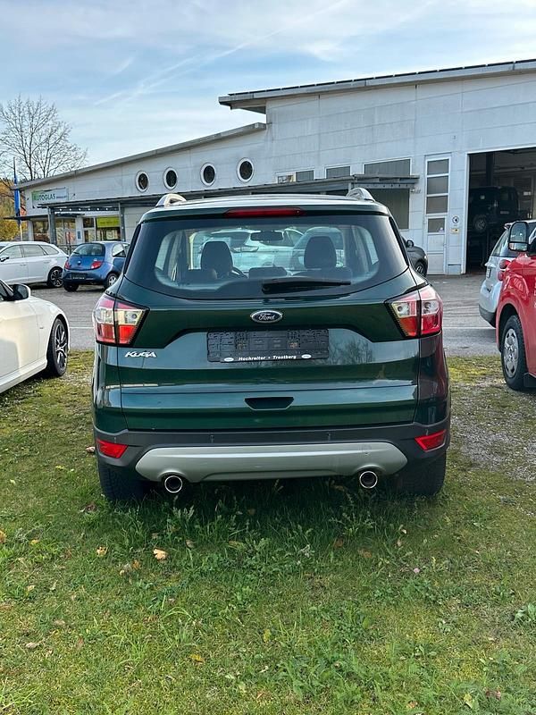Gebraucht Ford Kuga 150 PS (110 kW) 2017 Grün SUV